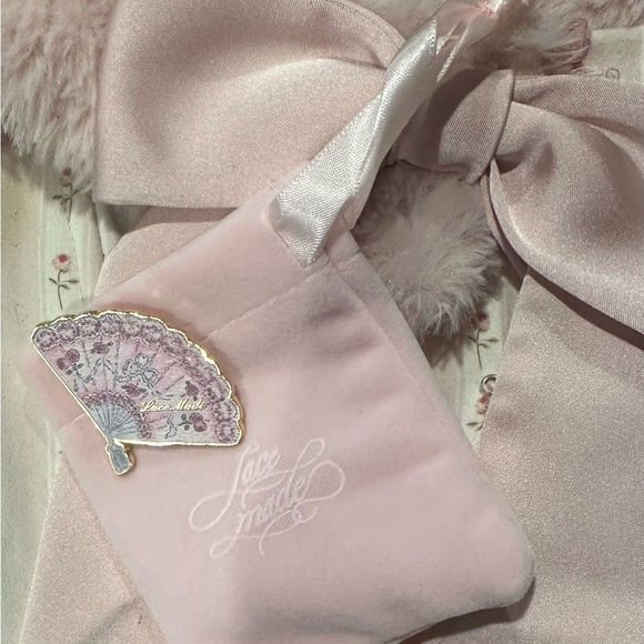 Lacemade Pink Fan Enamel Pin Badge - Picture 6 of 6